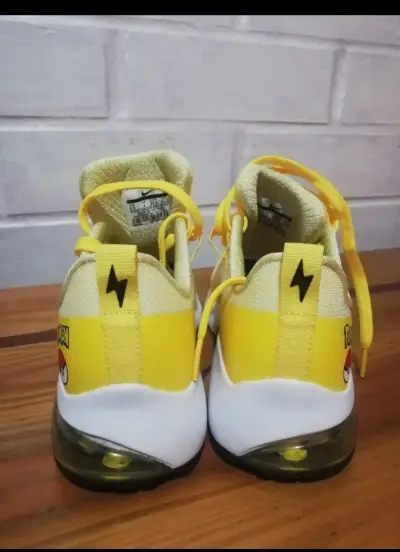 Zapatillas Nike Pokémon amarillas - miniatura 2