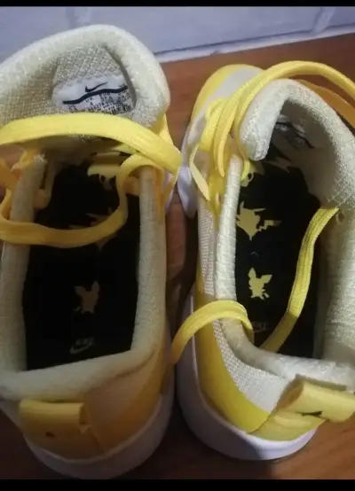 Zapatillas Nike Pokémon amarillas - miniatura 3