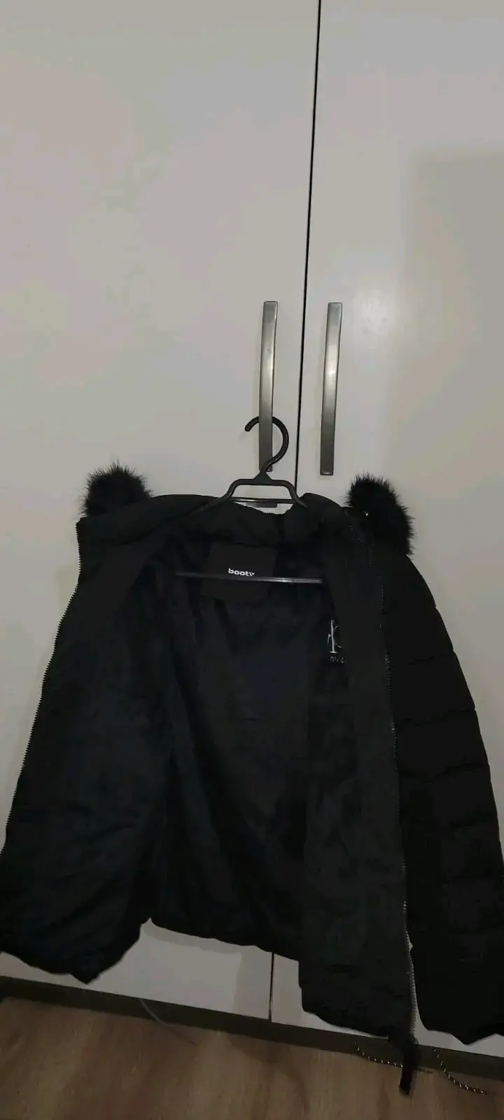 Chaqueta negra con capucha de piel sintética - 1