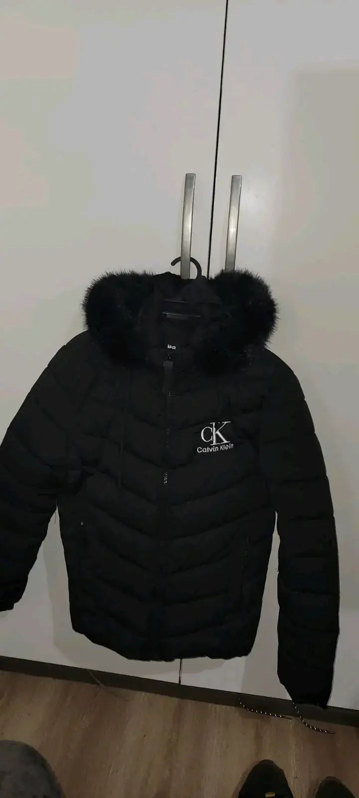 Chaqueta negra con capucha de piel sintética - 2