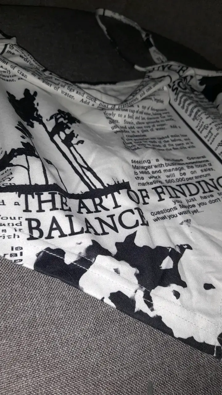 Top de tirantes con estampado de periódico - 3