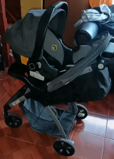 Coche de bebé con silla de auto gris - miniatura 1