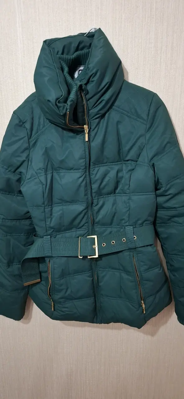 Chaqueta acolchada verde con cinturón - 1