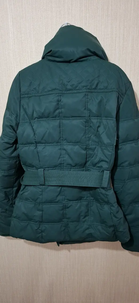 Chaqueta acolchada verde con cinturón - 2