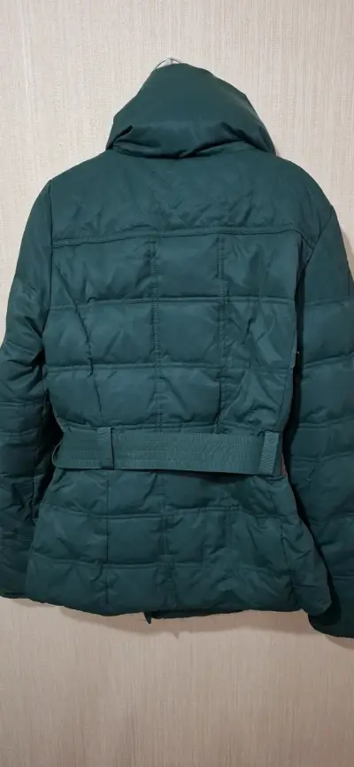 Chaqueta acolchada verde con cinturón - miniatura 2