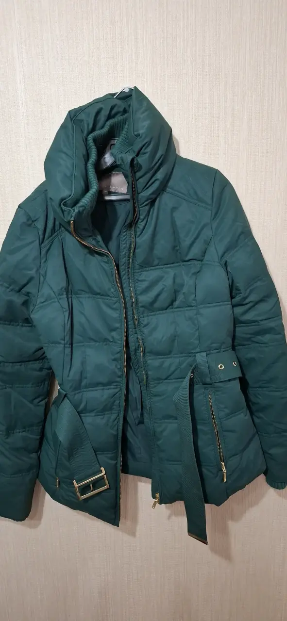 Chaqueta acolchada verde con cinturón - 4