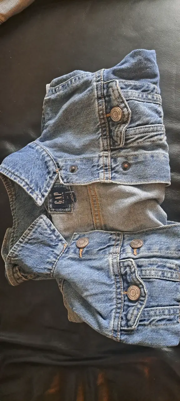 Chaqueta de mezclilla GAP para niña.
