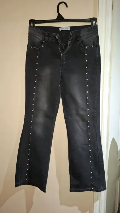 Jeans negros con tachas decorativas - miniatura 1