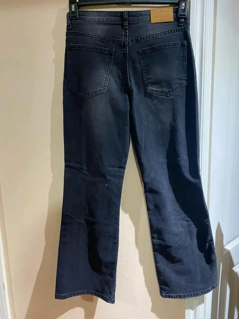 Jeans negros con tachas decorativas - 2