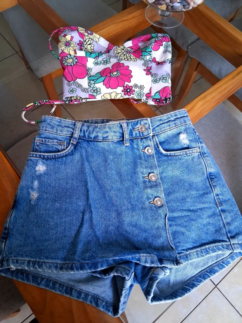 Conjunto de top floral y shorts de mezclilla - 1