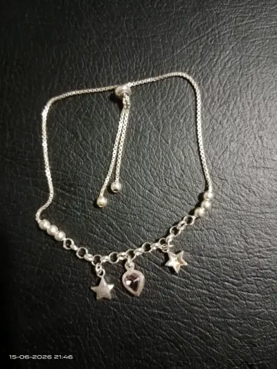 Pulsera de plata con dijes de estrellas y corazón - miniatura 1