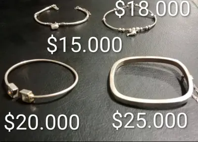 Pulsera de plata con dijes de estrellas y corazón - miniatura 5