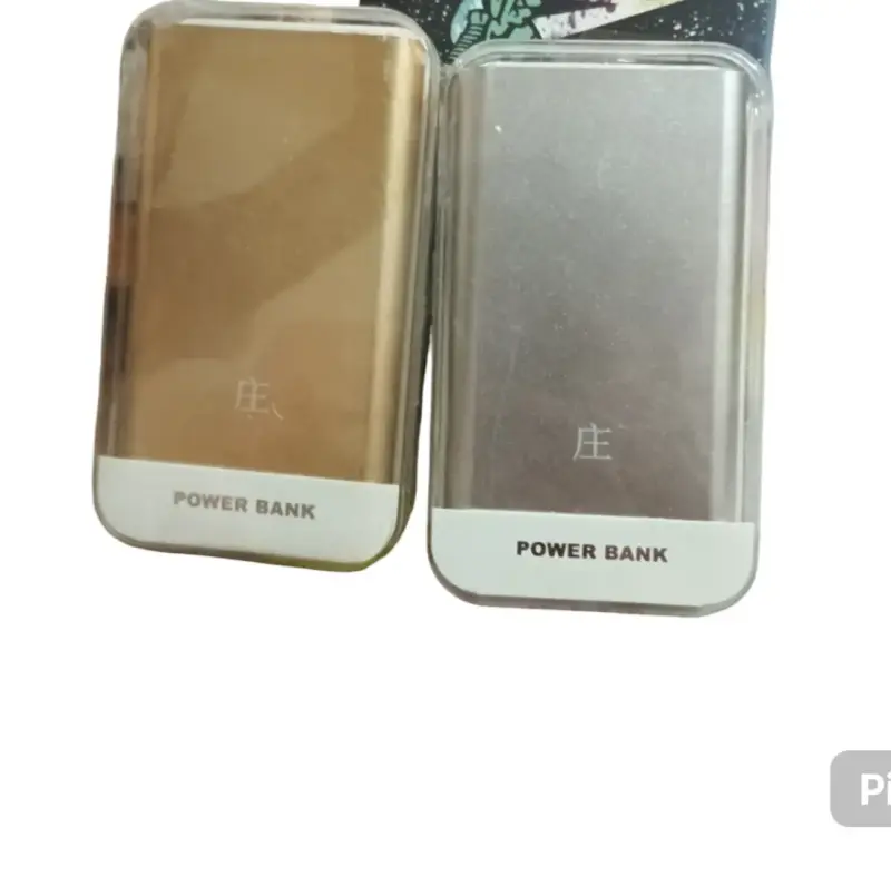 Power bank portátil dorado y plateado
