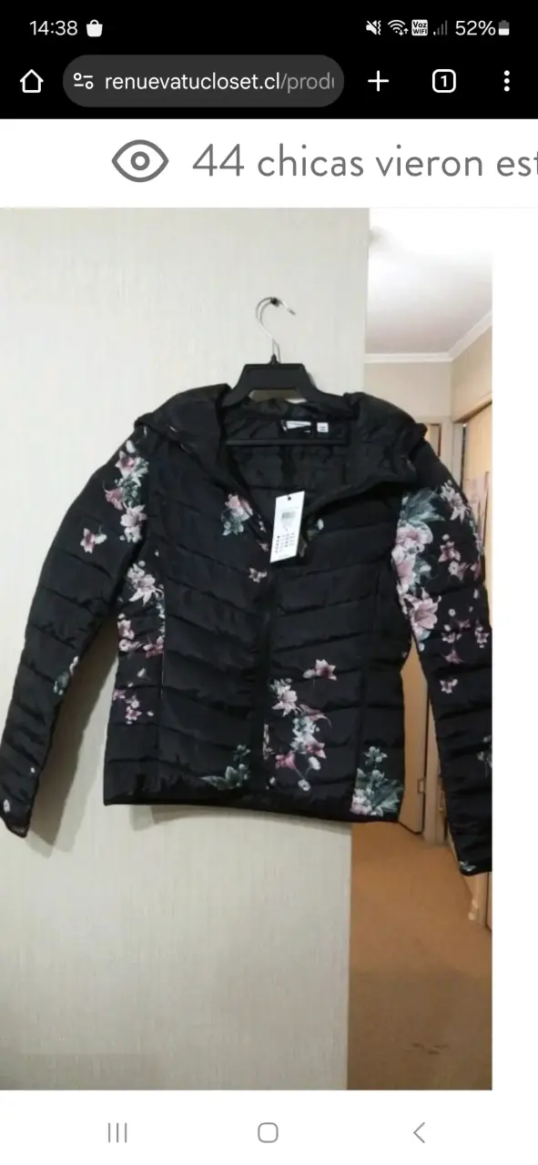Chaqueta acolchada negra con flores
