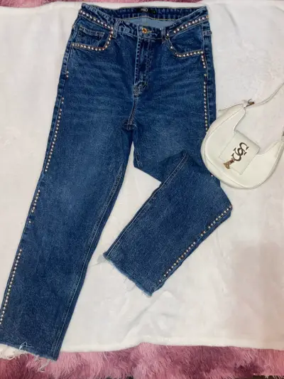 Jeans azul con tachas decorativas - miniatura 1