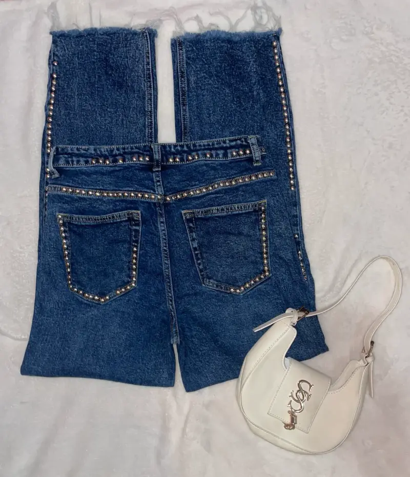 Jeans azul con tachas decorativas - 2