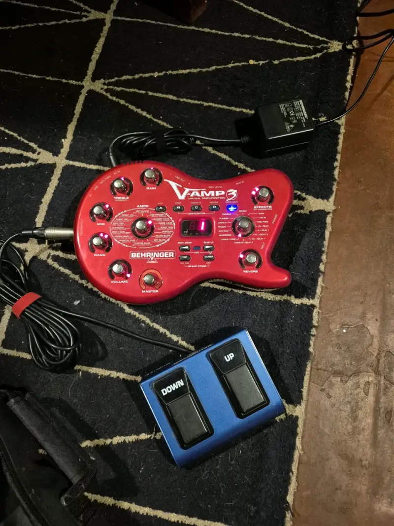 Pedalera Behringer V-Amp 3 con pedal de control - 1