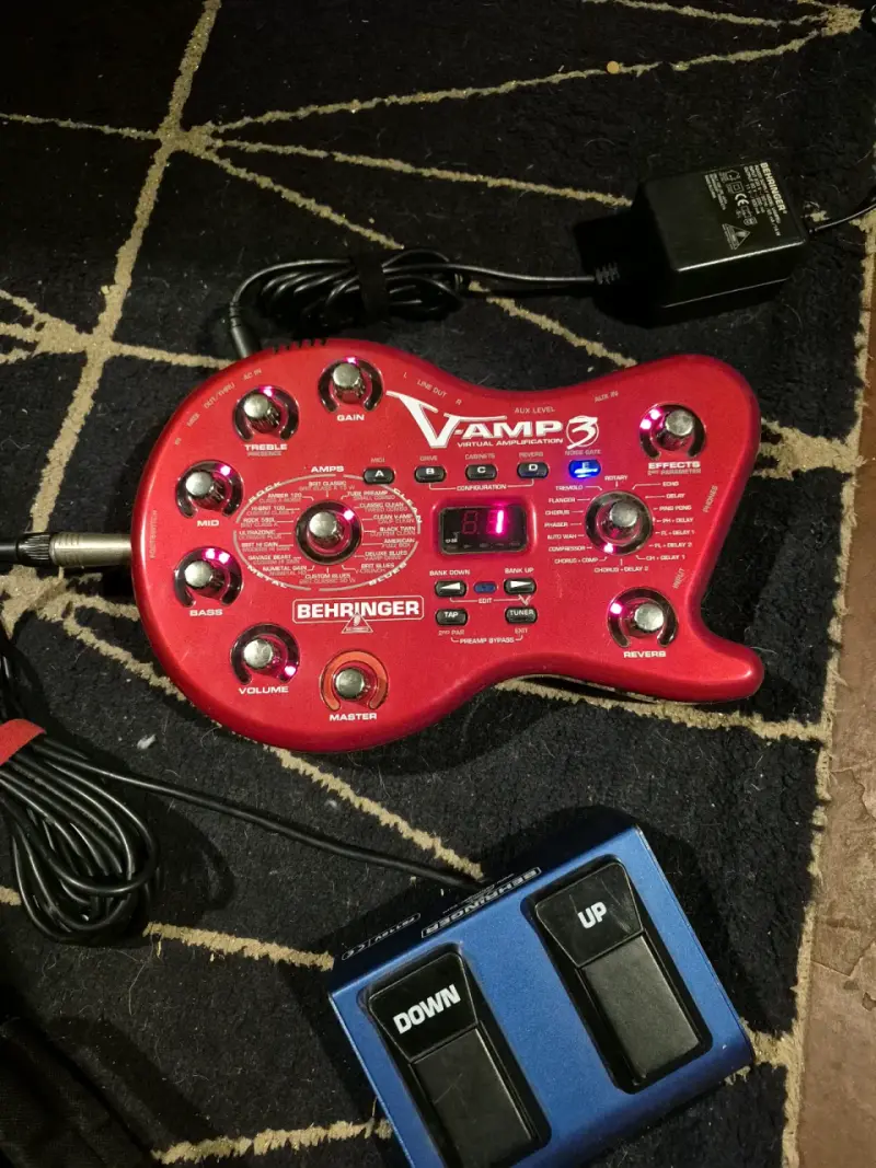 Pedalera Behringer V-Amp 3 con pedal de control - 3