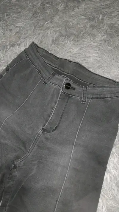 Pantalones de mezclilla negro elástico para mujer - miniatura 1
