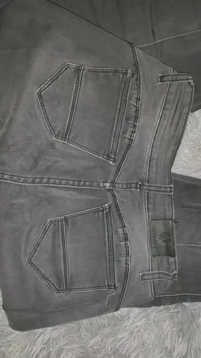 Pantalones de mezclilla negro elástico para mujer - miniatura 2