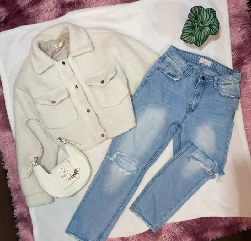 Chaqueta de lana blanca y jeans desgastados - 1