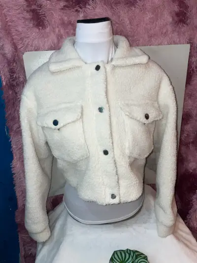 Chaqueta de lana blanca y jeans desgastados - miniatura 2