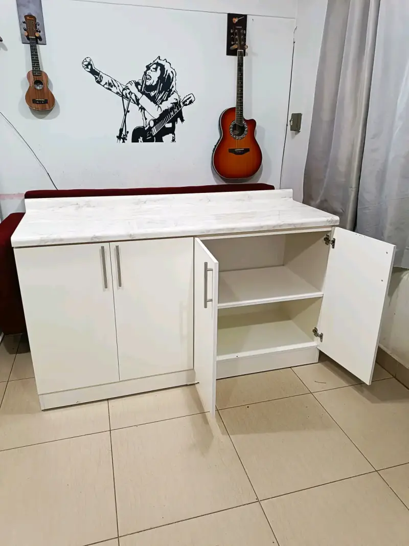 Mueble de cocina blanco con puertas