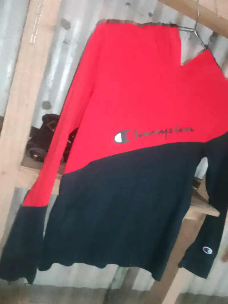 Polerón Champion rojo y negro unisex