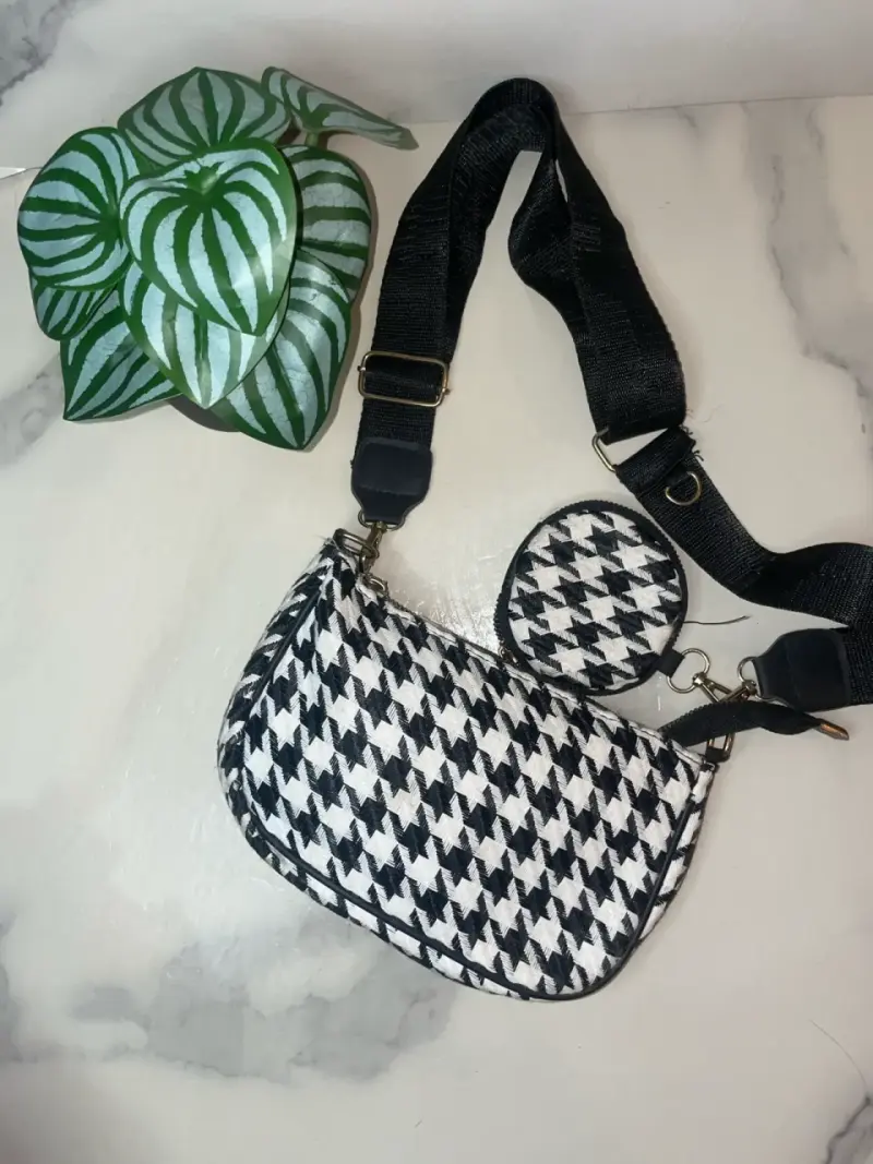 Bolso bandolera blanco y negro con estampado pata de gallo