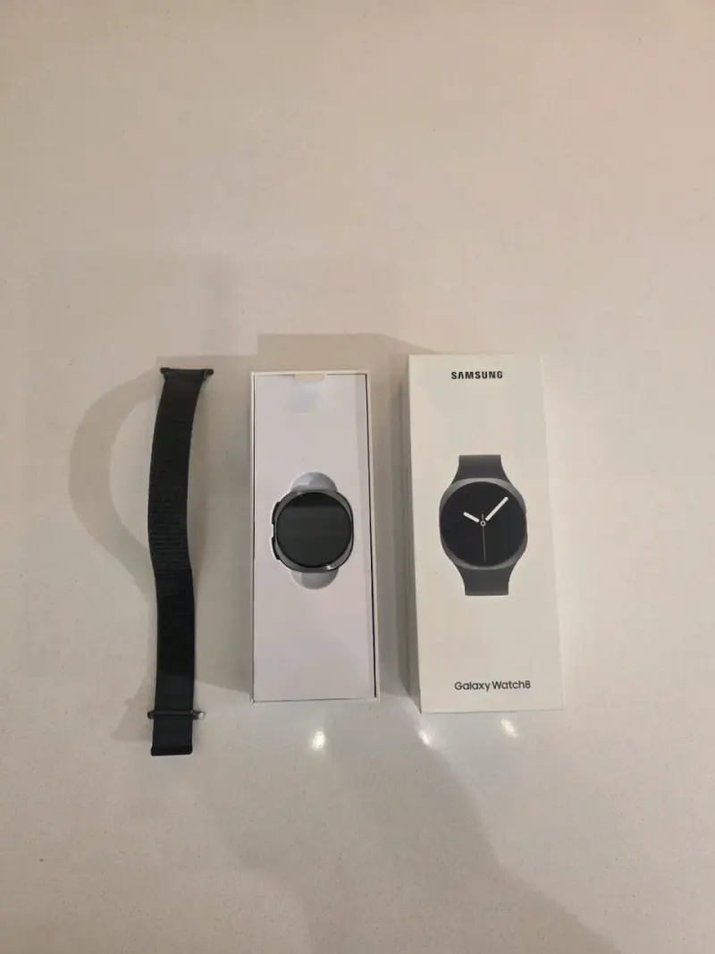 Samsung Galaxy Watch 8 con correa adicional - 1