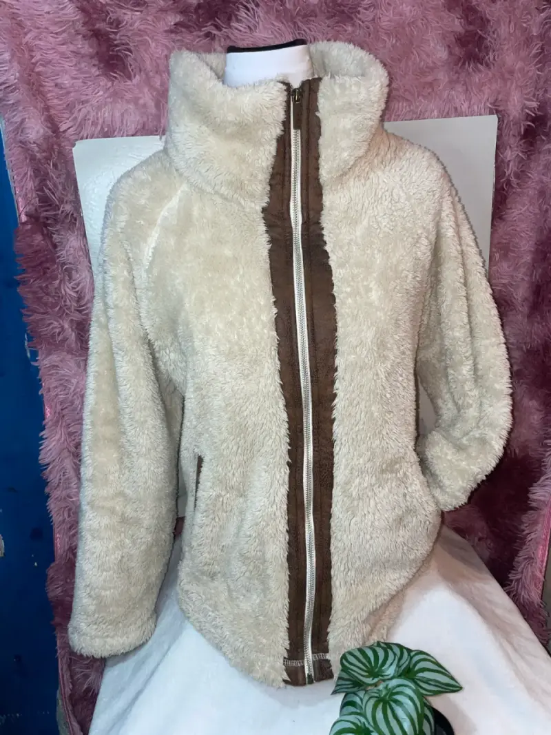 Chaqueta de peluche beige con cierre frontal