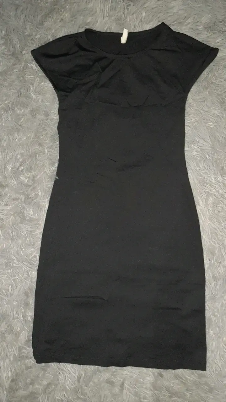 Vestido negro ajustado casual - 1