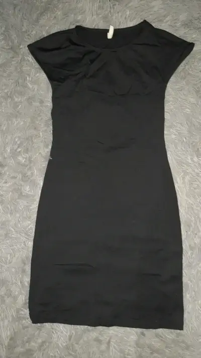 Vestido negro ajustado casual - miniatura 1