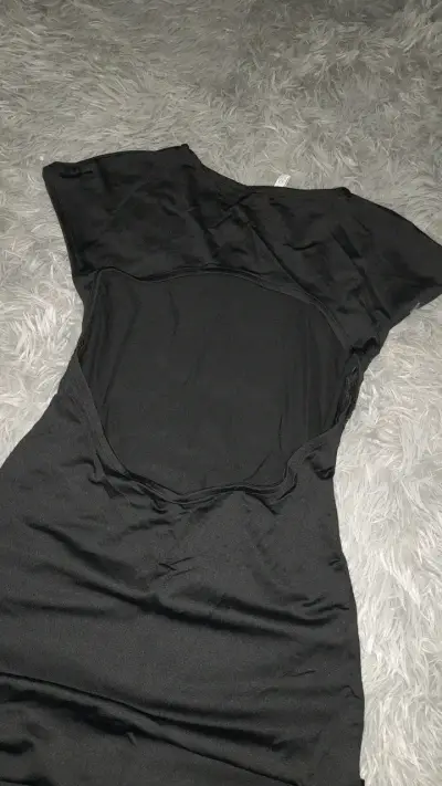 Vestido negro ajustado casual - miniatura 3