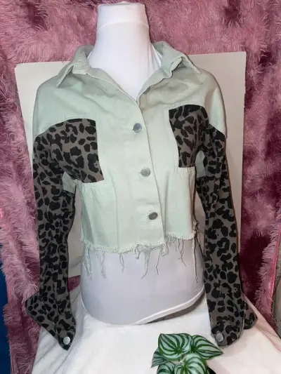 Chaqueta corta con estampado de leopardo - miniatura 1