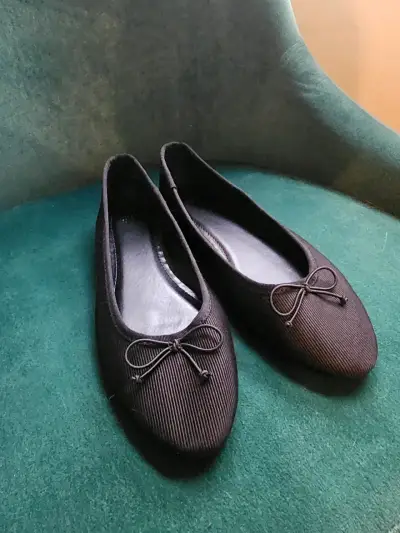 Bailarinas negras con lazo elegante - miniatura 1