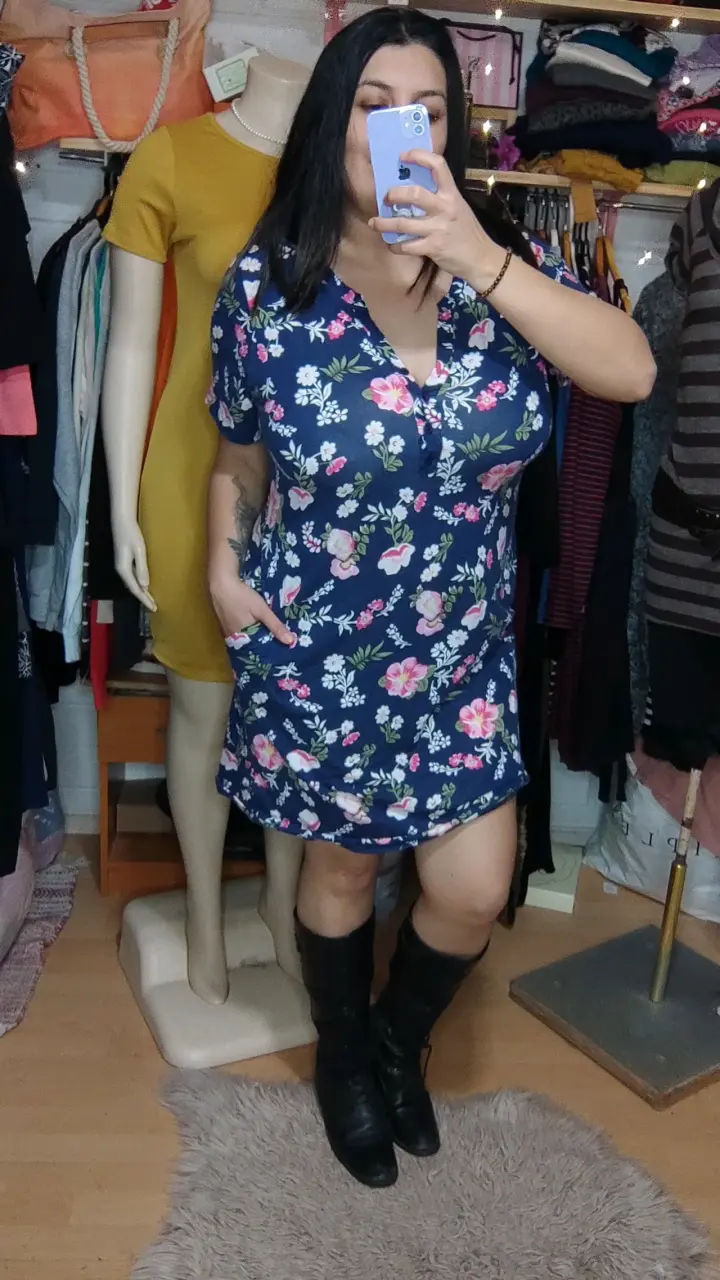 Vestido floral azul con bolsillos