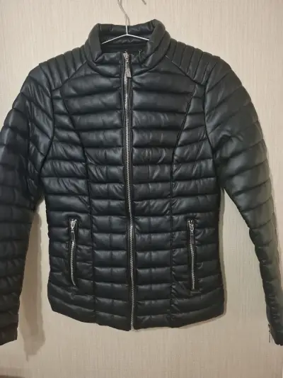 Chaqueta acolchada negra de cuero sintético - miniatura 1