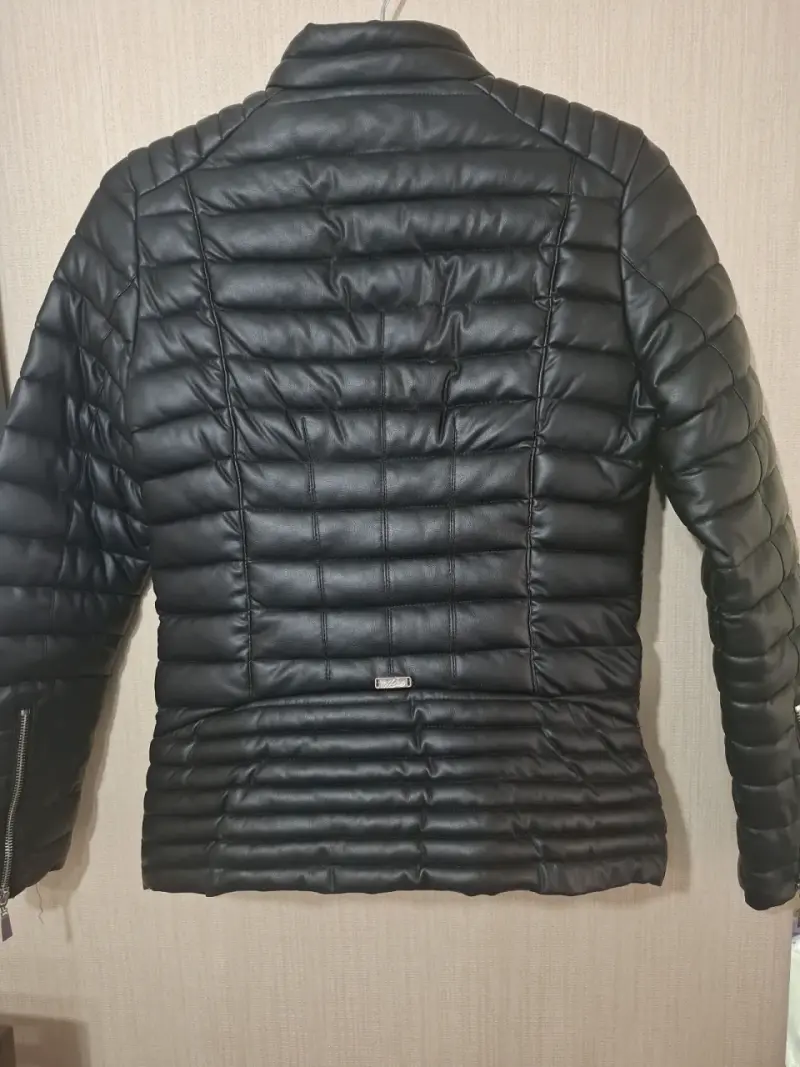 Chaqueta acolchada negra de cuero sintético - 2