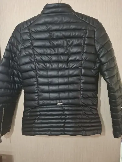 Chaqueta acolchada negra de cuero sintético - miniatura 2
