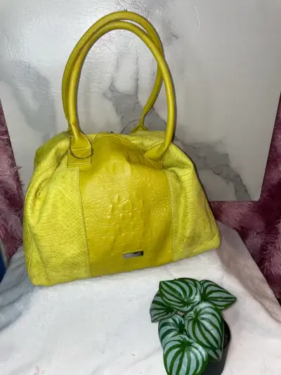 Bolso amarillo de cuero estilo cocodrilo - miniatura 1