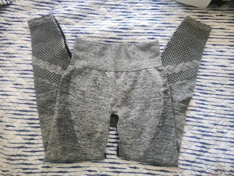 Leggings deportivos grises con diseño de malla - 1