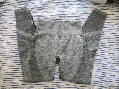 Leggings deportivos grises con diseño de malla - miniatura 1