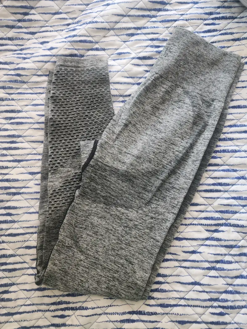 Leggings deportivos grises con diseño de malla - 2