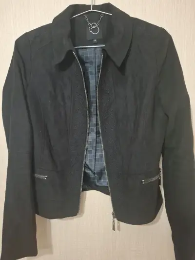 Chaqueta negra con bordado y cierre - miniatura 1