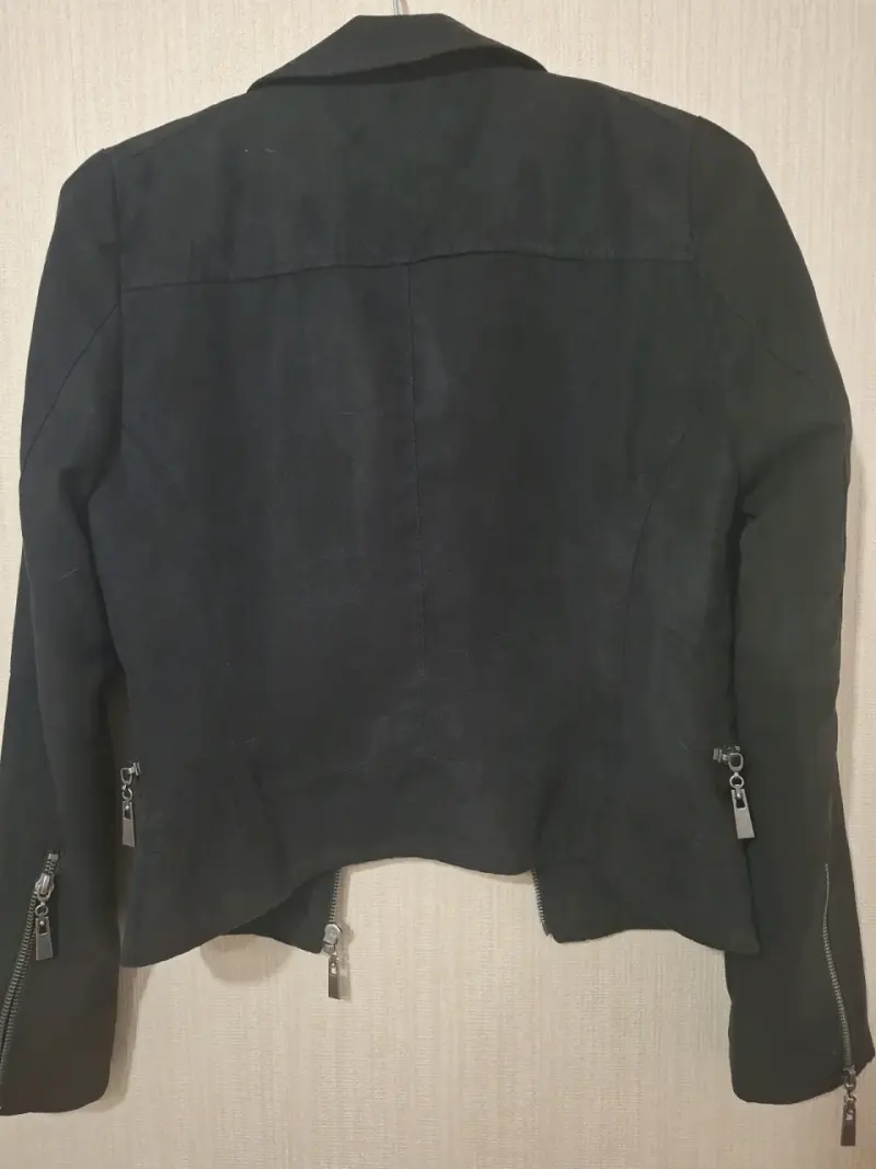Chaqueta negra con bordado y cierre - 2