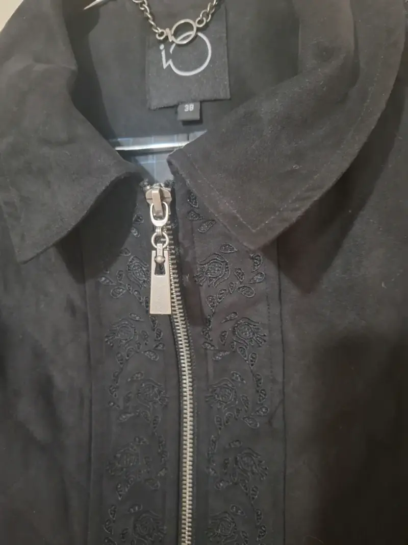 Chaqueta negra con bordado y cierre - 3