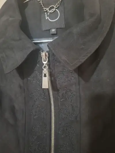 Chaqueta negra con bordado y cierre - miniatura 3