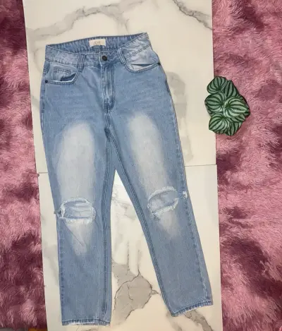 Jeans celestes rasgados para mujer - miniatura 1