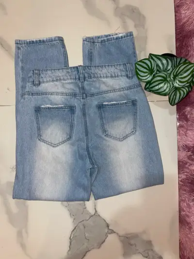 Jeans celestes rasgados para mujer - miniatura 2